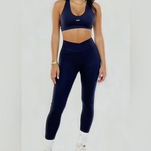 NWT 437 The V Legging in color Hydrate (navy) size L